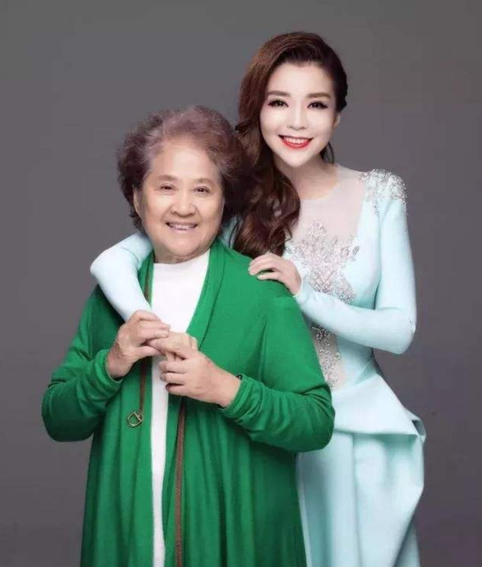 朱迅哭喊：“妈回家吧！”她84岁的母亲为何在加