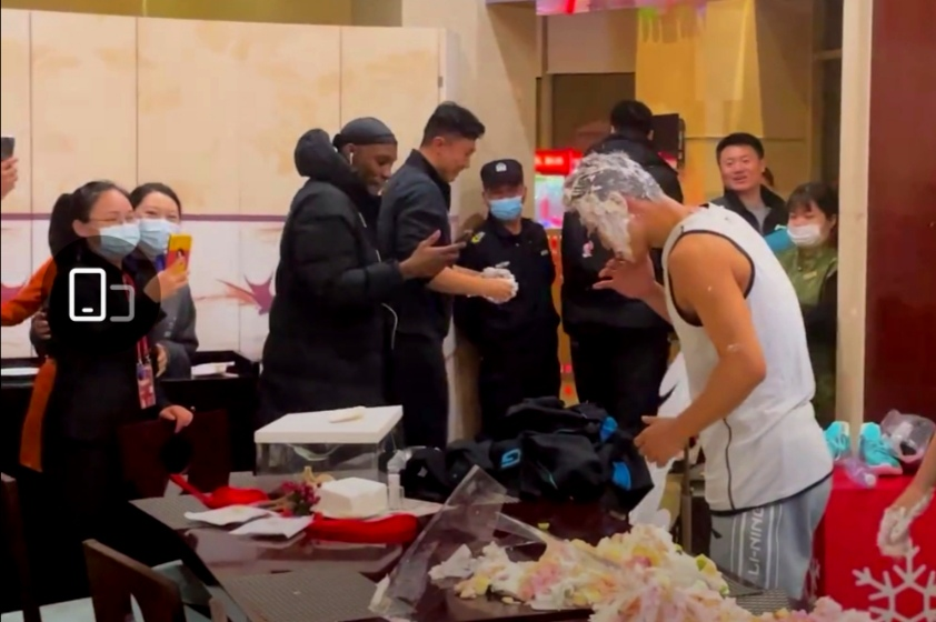 Occasion of birthday of tall poem cliff is grand, shandong teammate is celebrated unripe very happy, close intimately according to good friend Hu Mingxuan