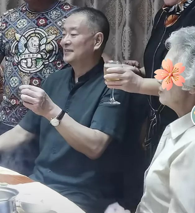 濮存昕现身私人饭局,闲聊遭偷拍,网友恐其失