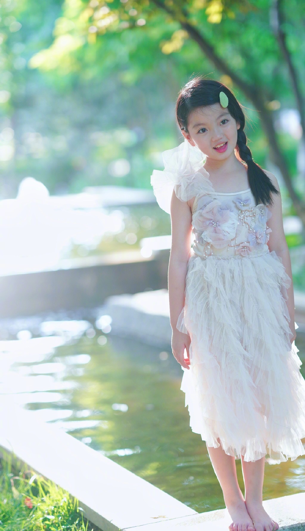 阿拉蕾已长成大姑娘，褪去稚气出落成小女神，白裙如仙美得不敢信