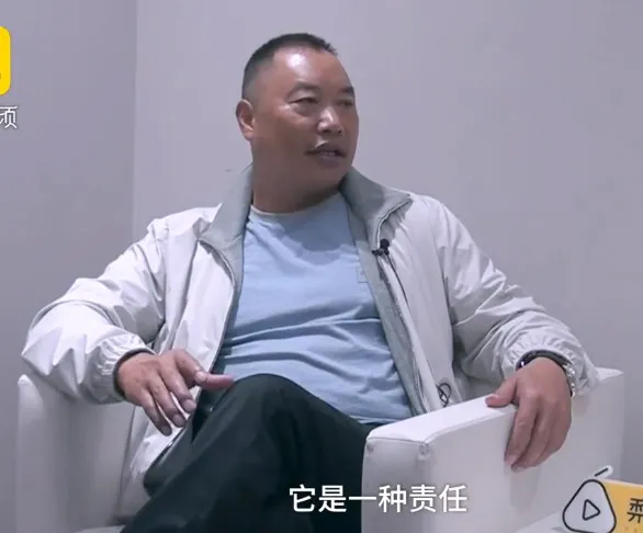 阿里物流AB面：A面指向顺丰，B面印着京东