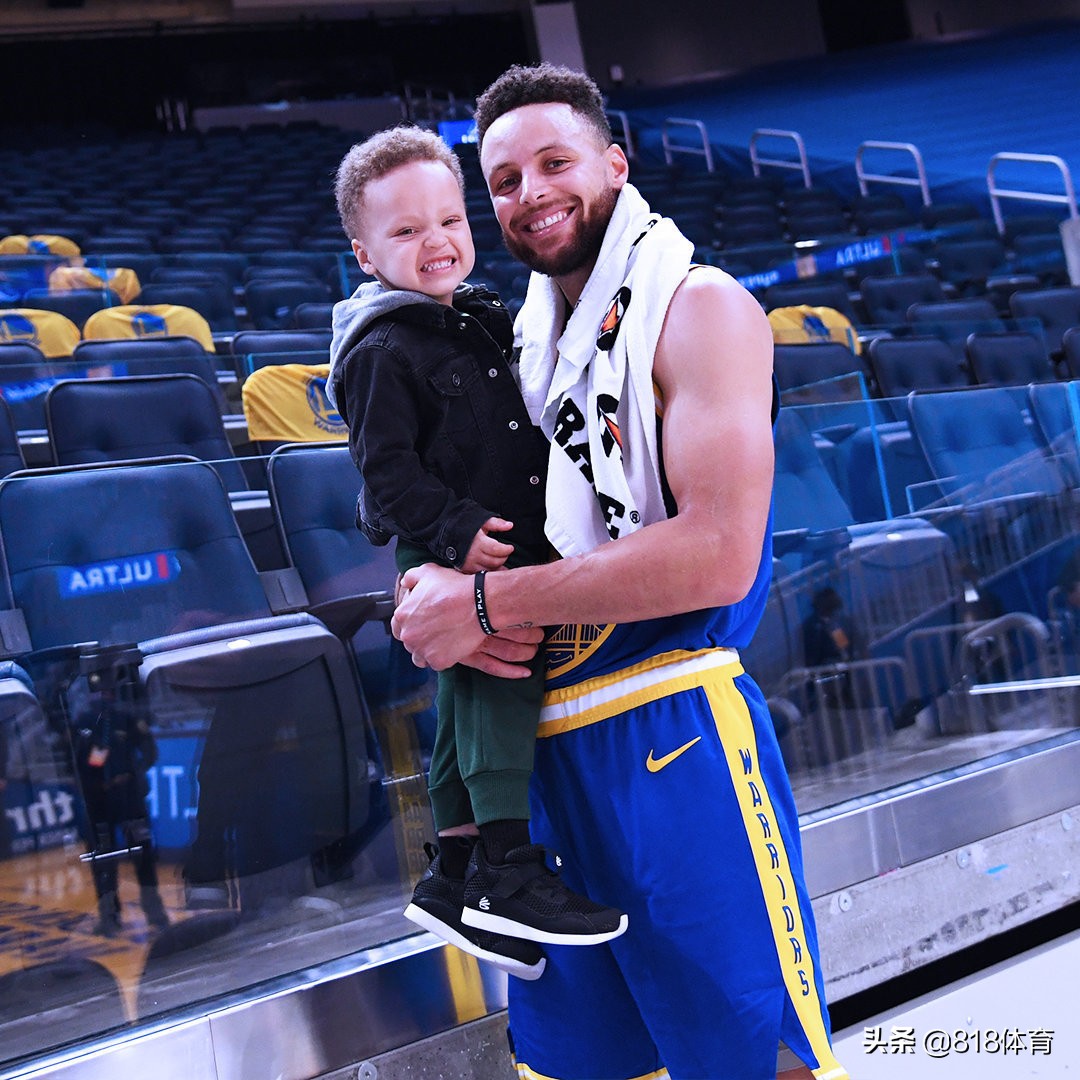 库里生日赢球抱2岁儿子合影,小卡农龇牙咧嘴职业假笑