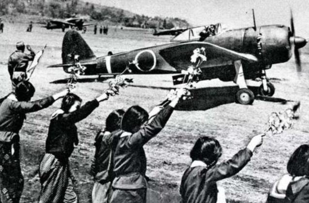 二战伏龙特攻队：日军死士受命下海炸美舰，结