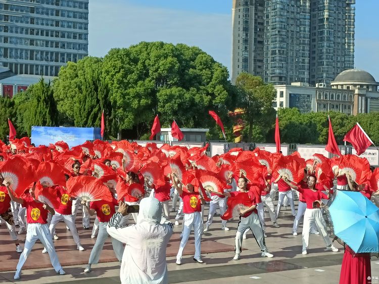 舞动湘潭”万人同跳大型排舞展演湘潭主会场启动活动圆满成功