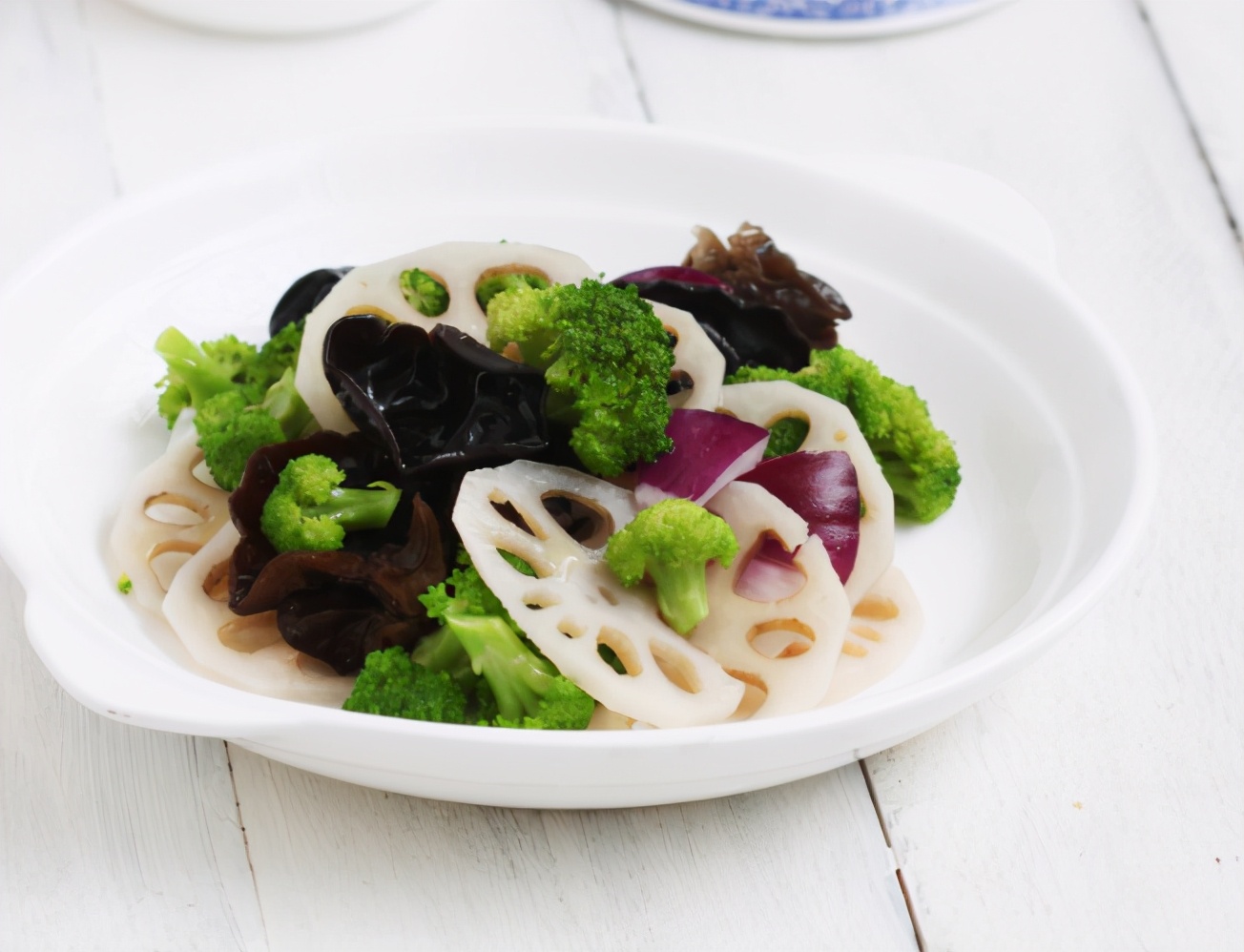 美食推荐：豆瓣全鱼，回锅排骨，莲藕炒木耳，泡椒鱼片