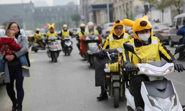 工厂招人困难，曹德旺直言：现在的年轻人，宁