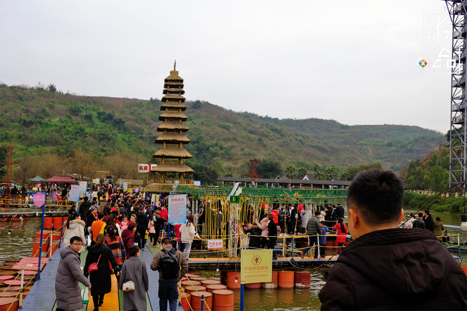 重庆开通洋人街直通车，洪崖洞出发1.5小时可达，往返收费50元