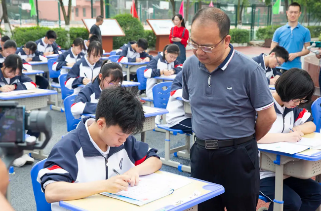 南充市白塔中学高2020级举行“庆祝建党100周年”现场书写比赛