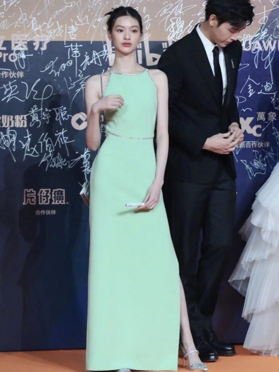 明星红黑榜：奚梦瑶一出手就是王炸，关晓彤穿