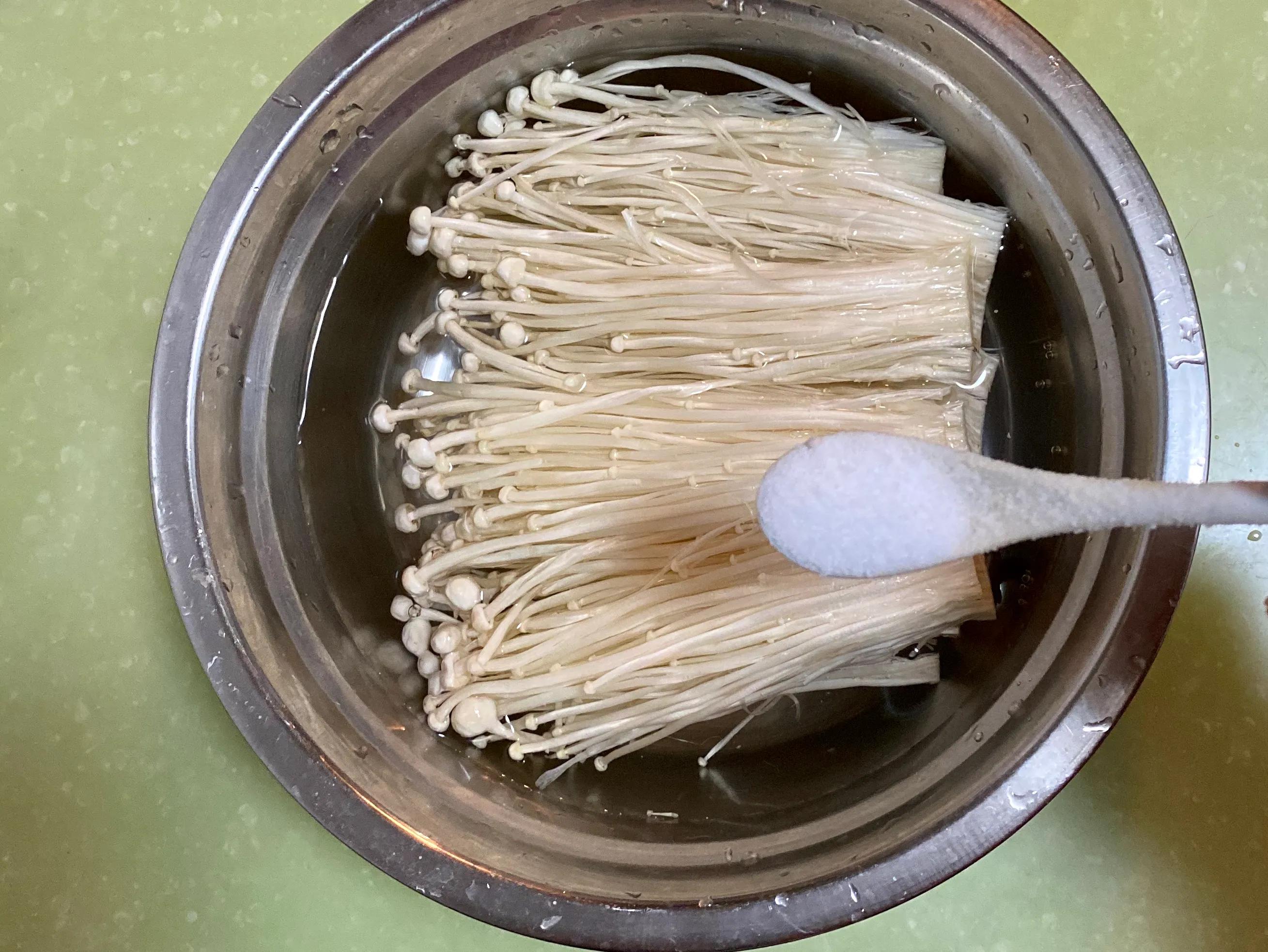 金針菇這樣炸著吃，酥的掉渣，成本不足5塊錢，老公說好像發財樹
