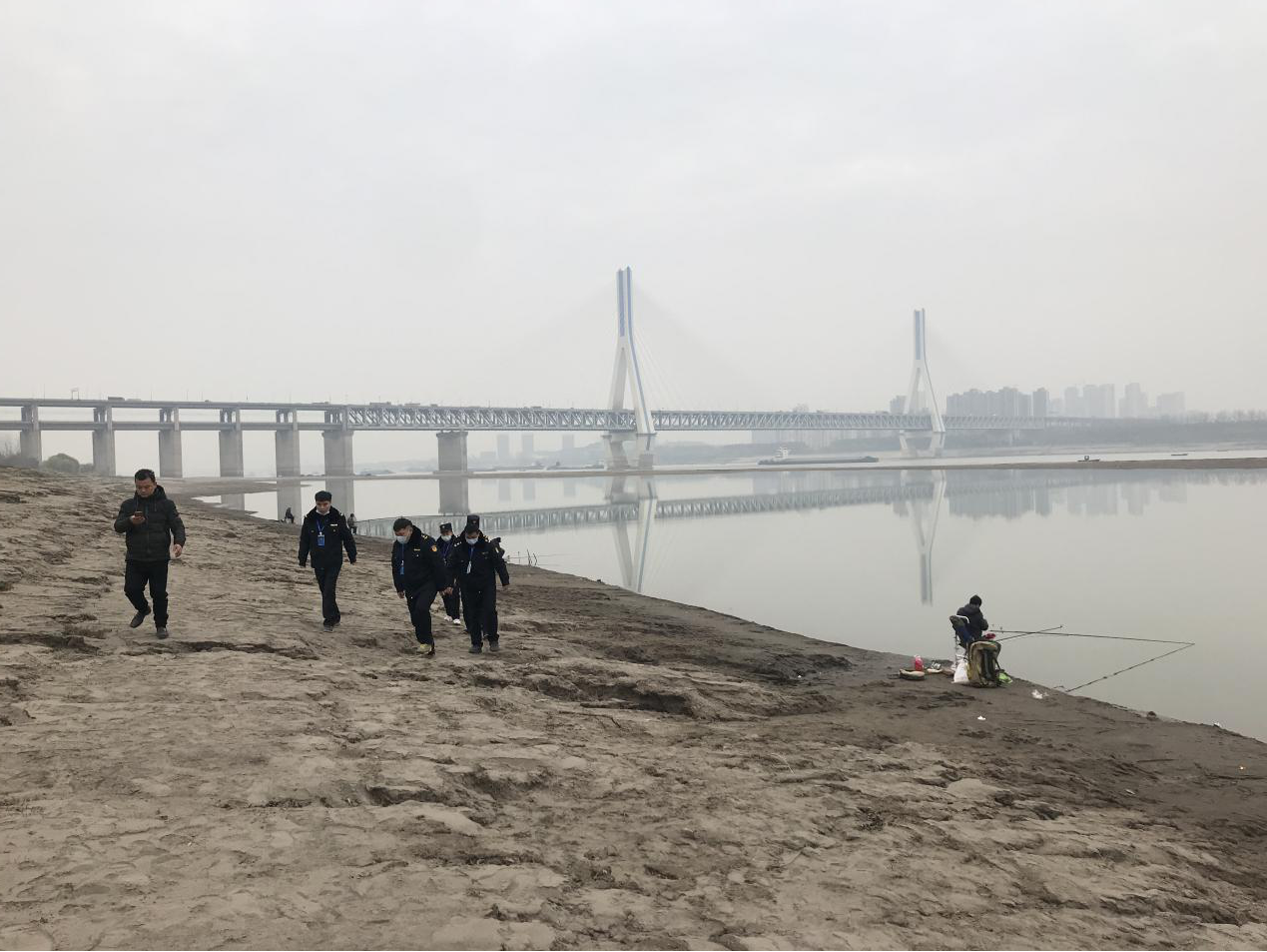 武漢市洪山區集中整治長江天興洲段非法捕撈及違規垂釣