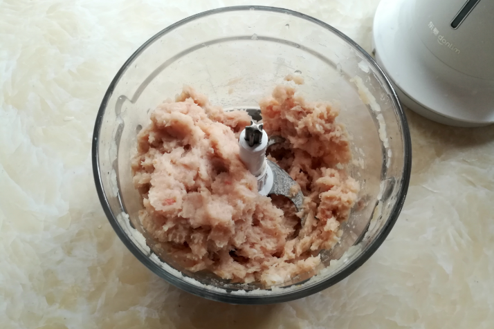 孩子想吃鱼丸，别总买着吃，自己做干净卫生，没有添加更健康