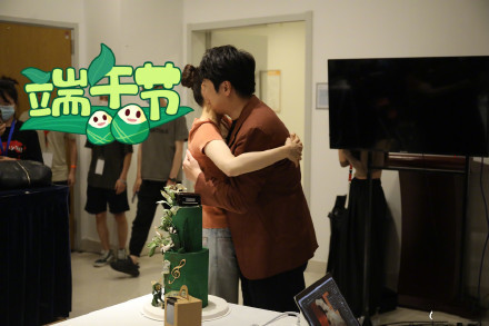 吉娜与郎朗同框秀恩爱，男才女貌被赞王子与公主，深情对视超甜蜜