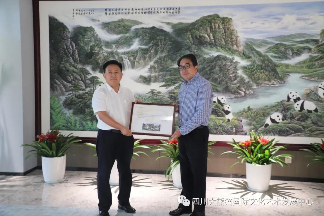 四川航空股份有限公司总经理石祖义为吴长江先生颁发收藏证书吴长江