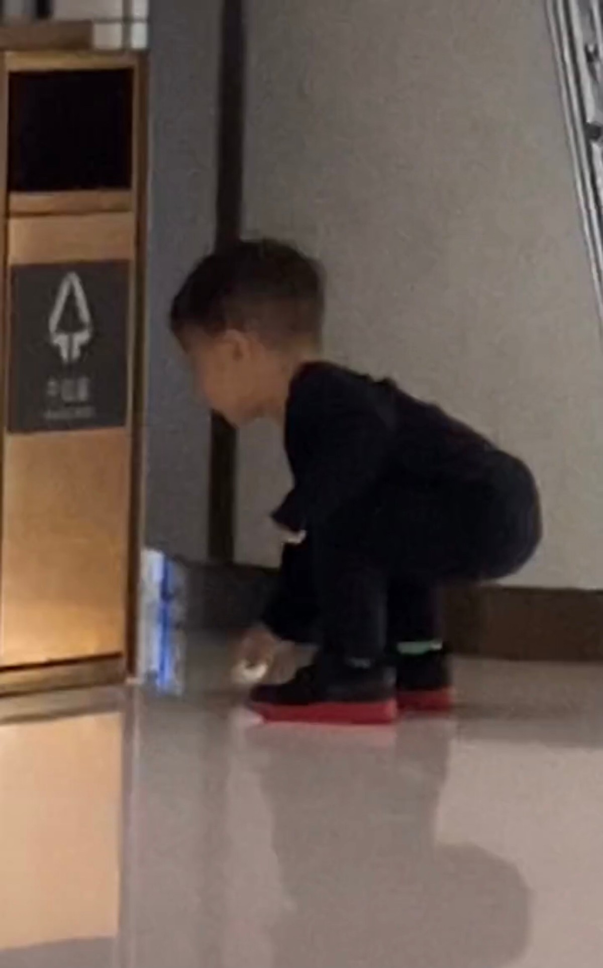 蔡少芬教兒子丟垃圾，小傢伙跪地擦地板超可愛，星二代一點不嬌氣