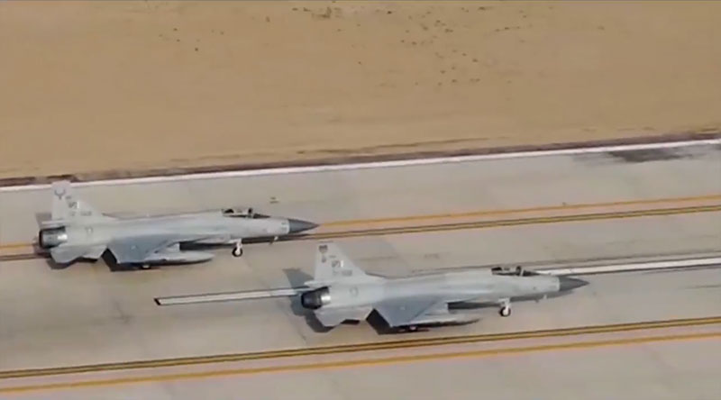 中国一种高新战机，在巴基斯坦亮相了！露出一