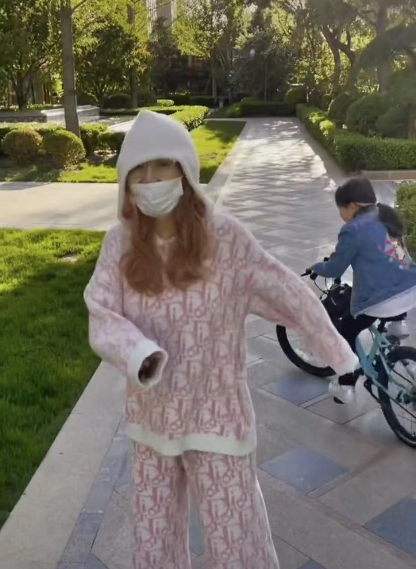 王寶強10歲女兒長大啦！ 和馬蓉同框雙腿又細又長，長相卻更像爸爸