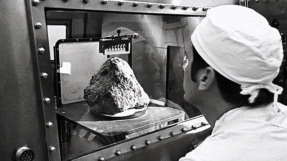 美国赠予荷兰的月岩被证实是假货，荷兰网友：