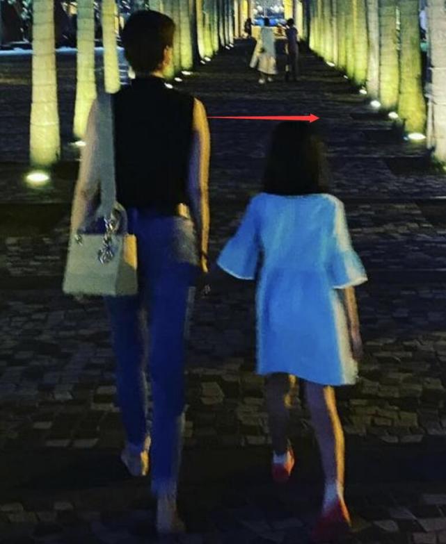 梁咏琪一家三口散步，6岁女儿身高快到妈妈肩膀，五官精致超漂亮