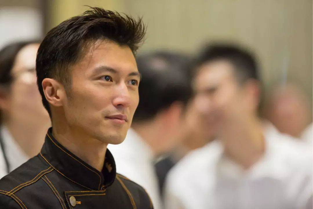 面对限籍令，谢霆锋的强硬表态，比张铁林的“感情论”强太多