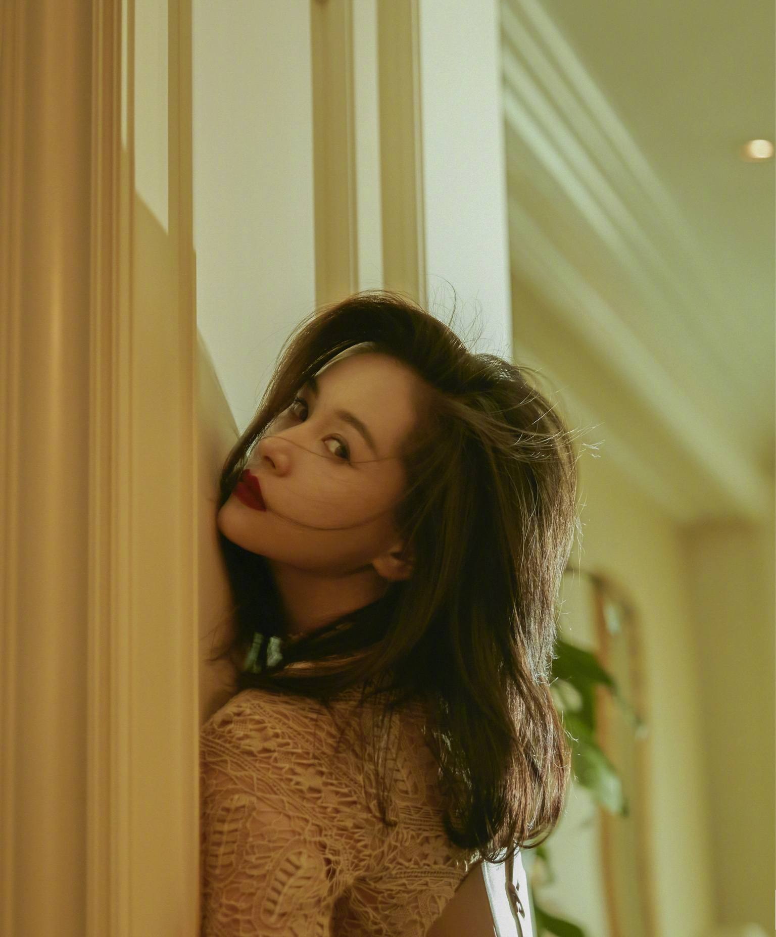 一直被偷拍，却从未回应：王子文突然承认有儿子，勇气从何而来？