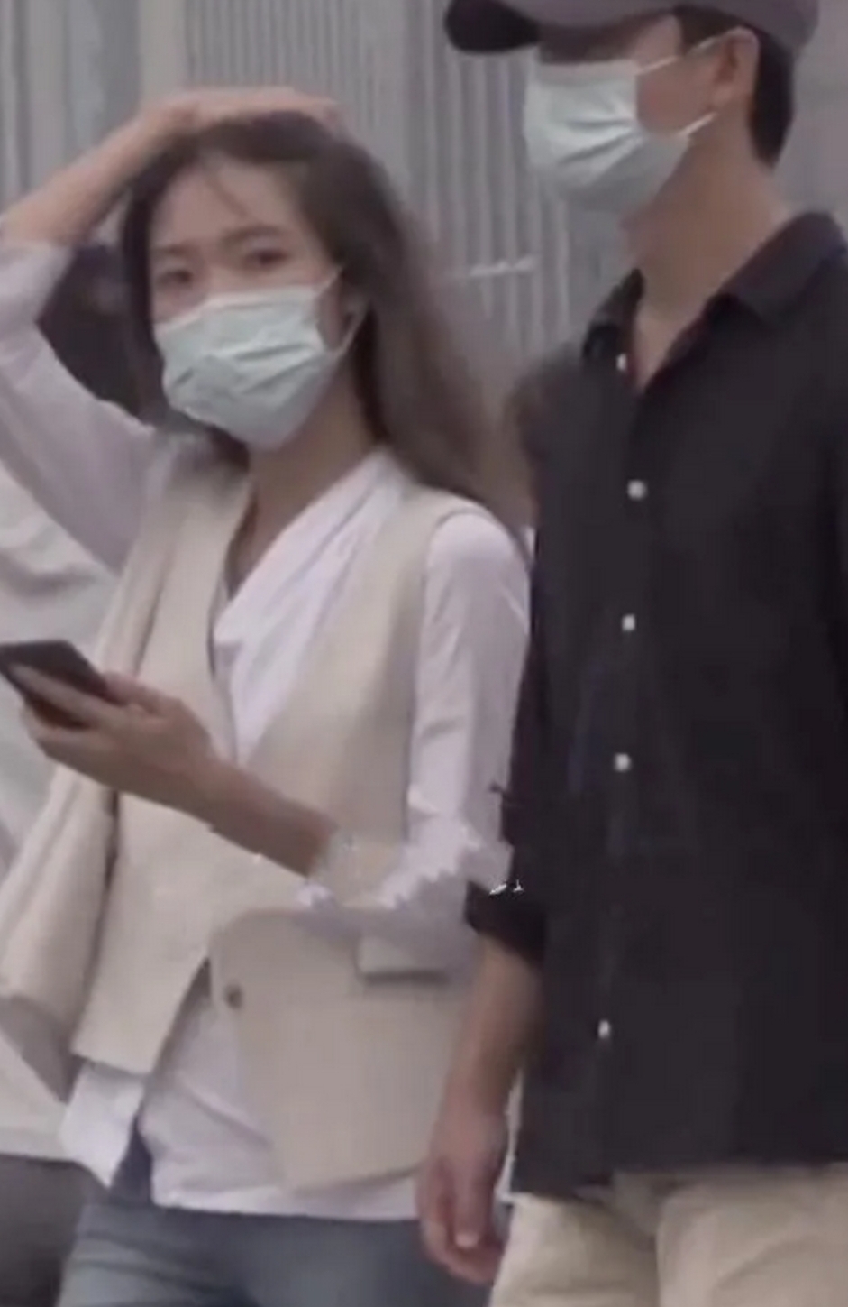 黄轩带圈外女友逛家居城，小鸟依人亲昵不停，颜值不输女明星