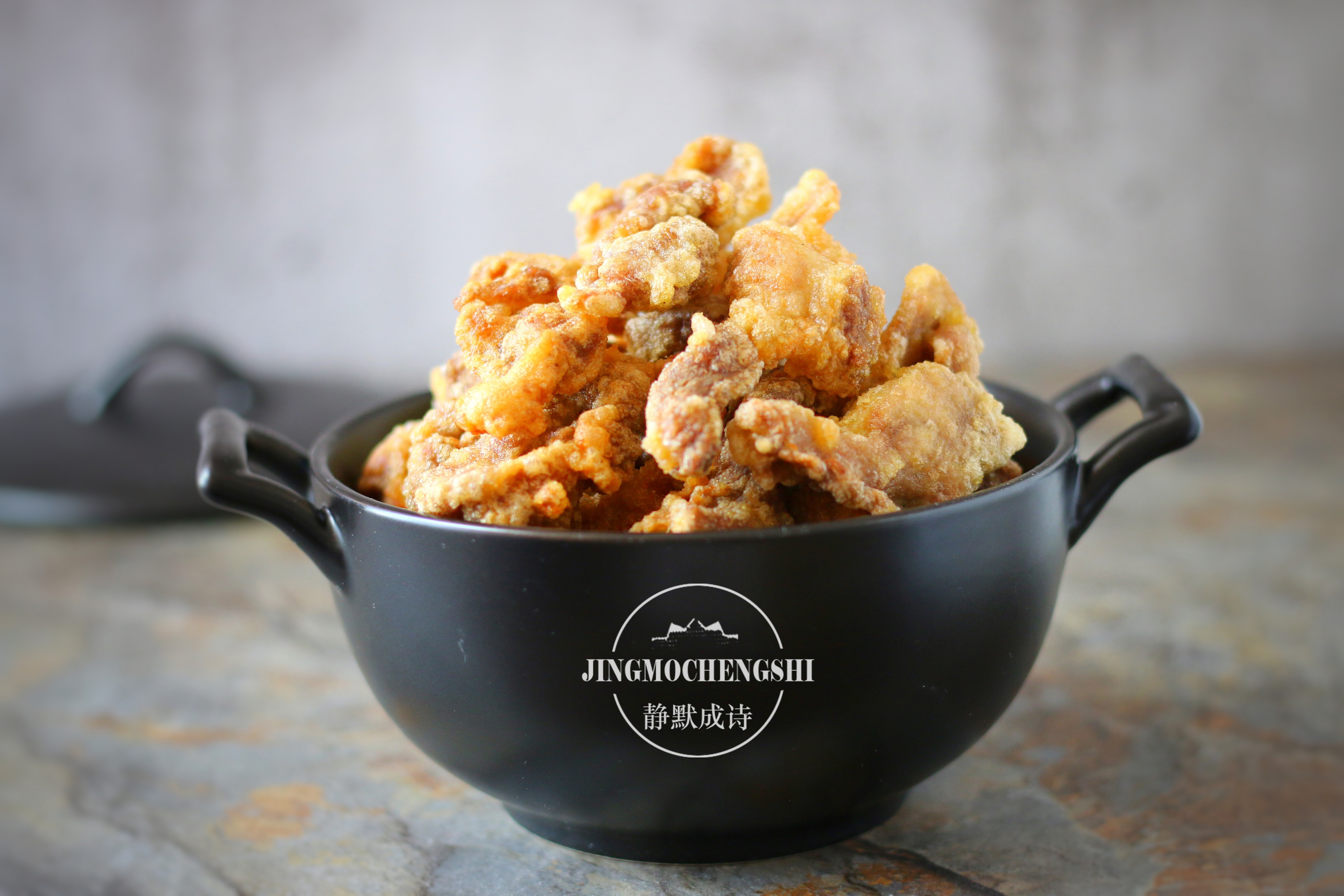 給豬肉換個做法，既香又酥，拿著吃煮湯吃都香，做一次吃好久