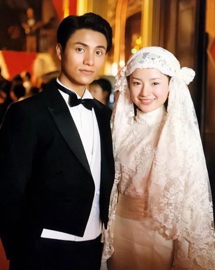 Son Chen Zunyou basks in Chen Kun to close with the schoolgirl according to, handsome male belle is very bright eye, the mirror that wear black extremely father