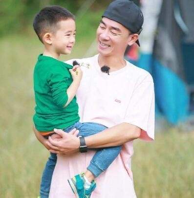 应采儿带儿子现身水上乐园，Jasper身材精瘦，侧脸神似陈小春