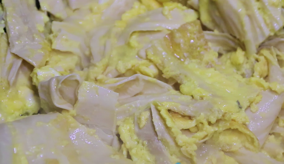 最近很火的腐竹新做法，腐竹里打入2個雞蛋，出鍋一刻饞壞全家人