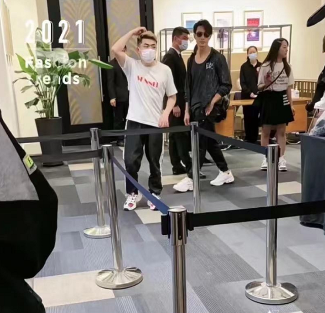 網友迪士尼偶遇吳尊，路人鏡頭下頭圍太小了，帥得發光不像倆娃爸