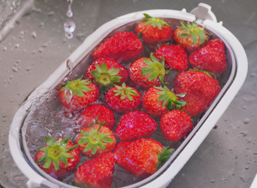 洗草莓，加盐加碱都不对！教你正确方法，洗得超干净，吃得更放心