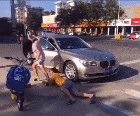 搞笑gif神评:女友首次开车上路,让人操碎了心