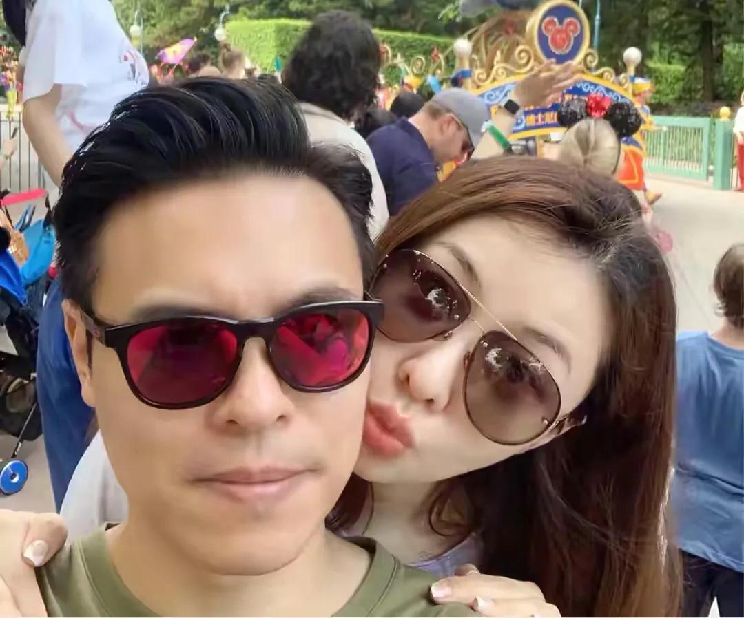 熊黛林帶雙胞胎女兒拍照，姐姐淑女範兒，妹妹活潑開朗很有鏡頭感