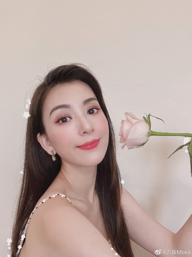 方媛帶閨蜜支持郭富城新作，變影迷舉海報宣傳，還掏錢請網友觀影