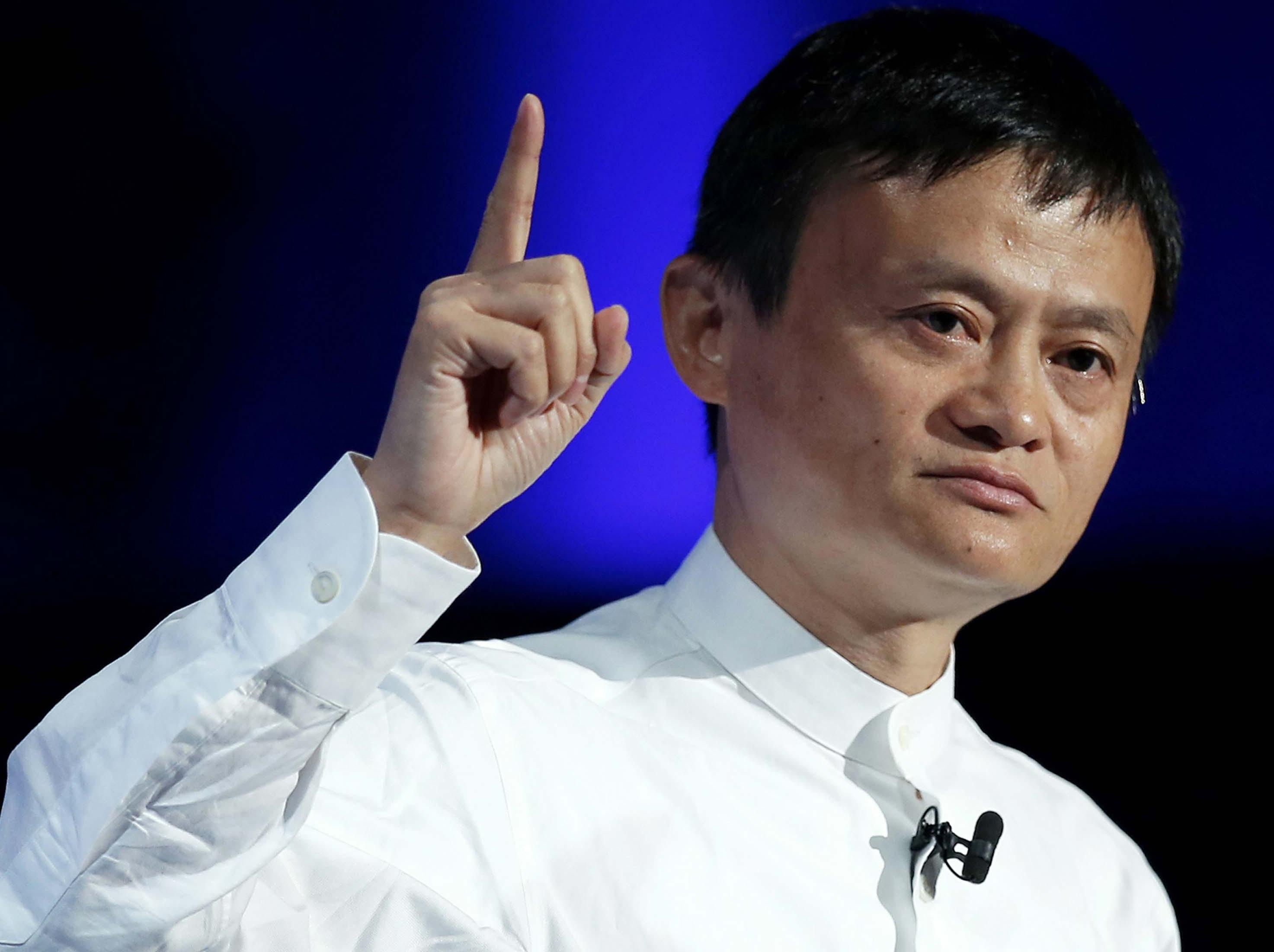 身价250亿老板宣布即将退休，而前员工罗永浩现