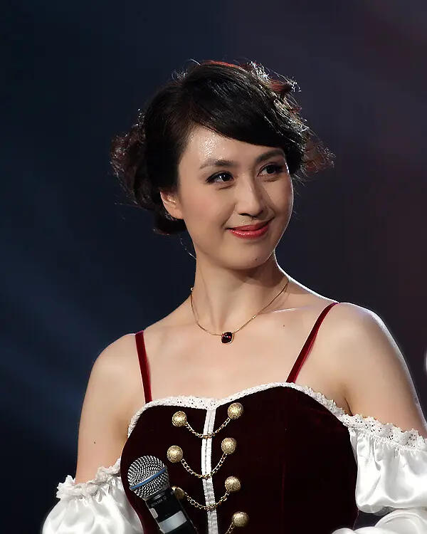 李诚儒住豪宅娶娇妻，儿子却辍学、买不起房，