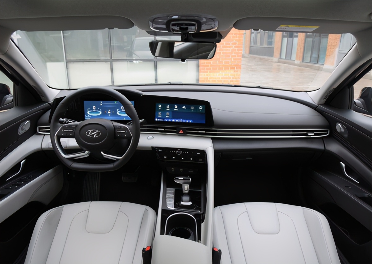 全新伊兰特，强化运动风，1.5L+CVT，有颜还省油