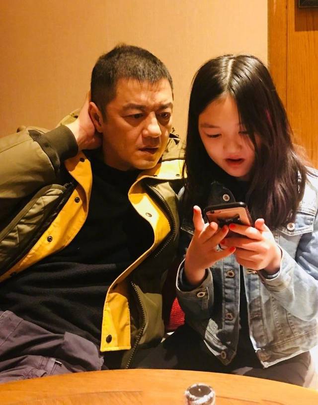 王菲晒旧照为小女儿庆生，大露香肩对李嫣一脸宠溺，如今鲜少同框