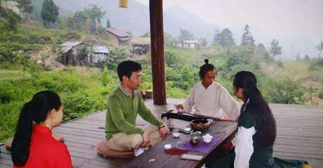 男子隐居海拔千米深山8年，跟女弟子结婚生娃，