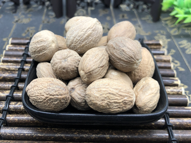 炖羊肉时，要想羊肉炖出来软烂没膻味，2种香料记得放，真的管用