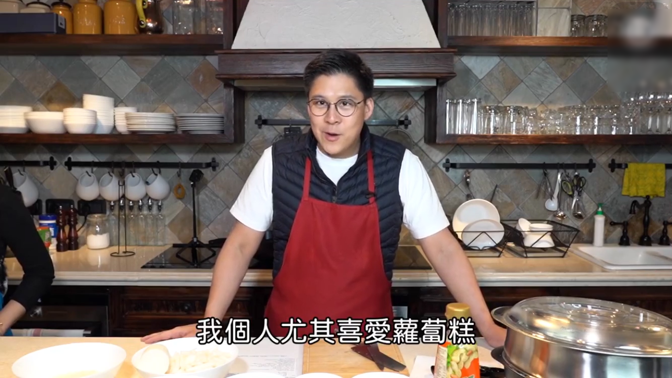 霍啟剛夫婦搭檔做美食，郭晶晶化身小助手，兩人搭配默契盡顯恩愛