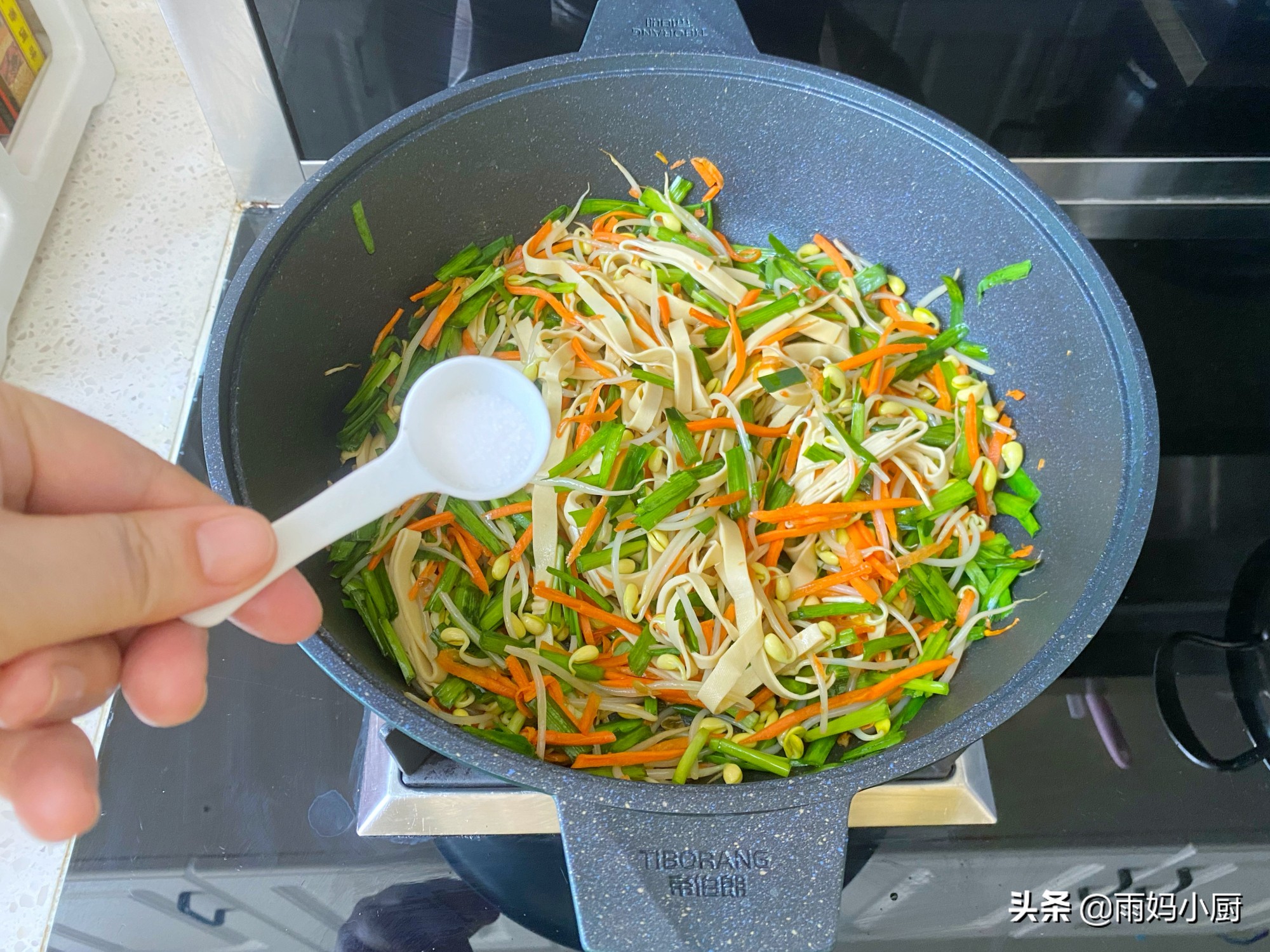 剩餃子皮不要煮著吃了，做成薄如蟬翼的春餅，卷上小炒菜搶著吃