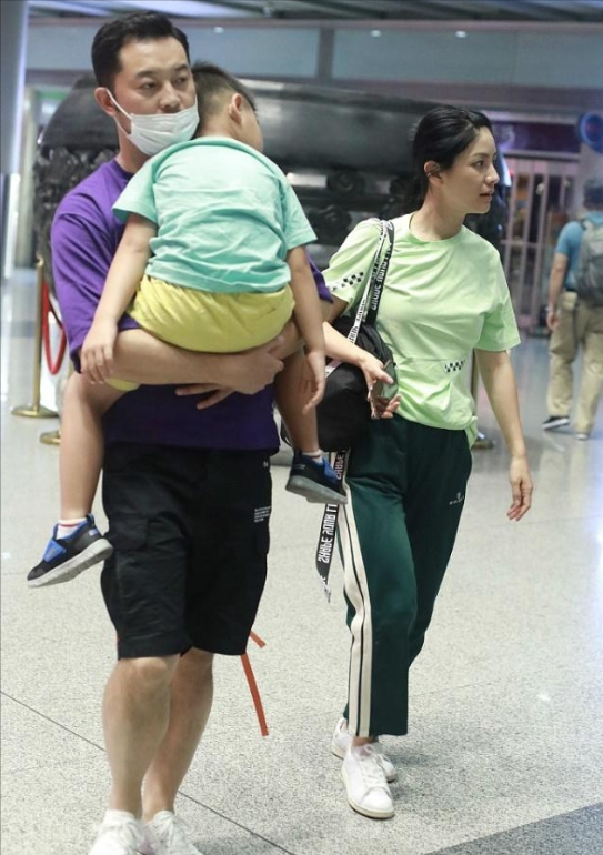 沙溢一家四口现身，妻子休闲穿搭显活力，7岁小儿子个头超妈妈肩