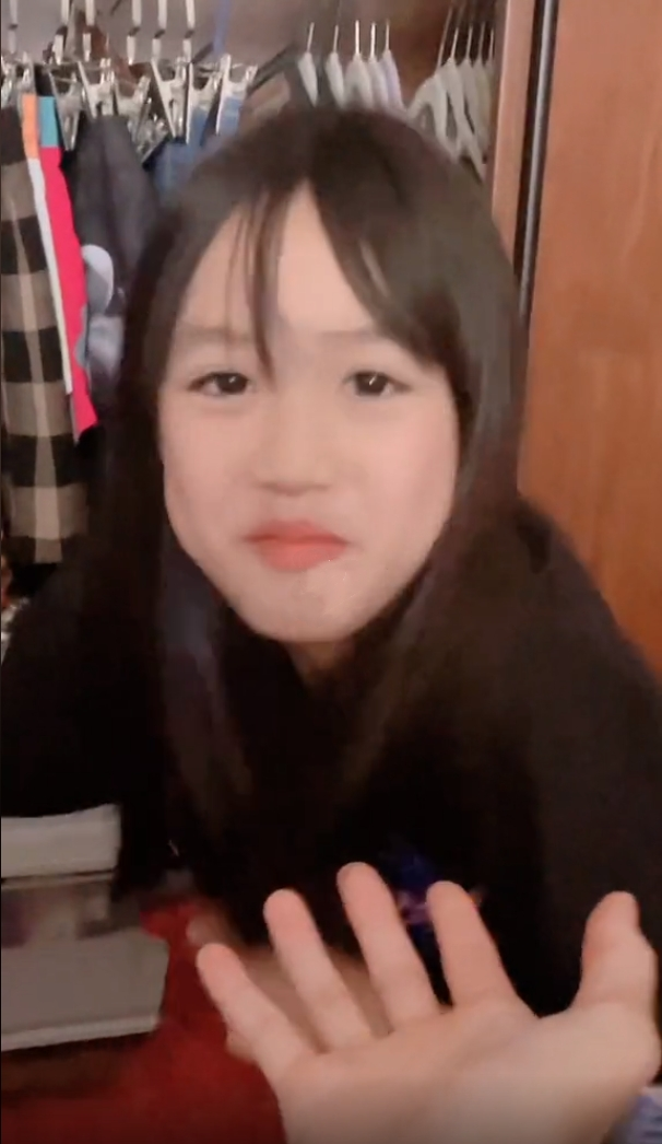 钟丽缇11岁小女儿长大了！大眼呆萌长腿吸睛，被指颜值赛过两姐姐