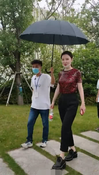 宋茜新剧开机，制片人张萌反而成亮点，参加女团正好可以取取经