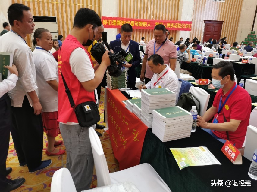 一个农民儿子的灿烂人生；《民医侯立新》北京首发签字仪式成功