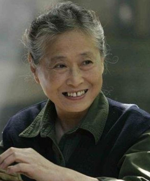 她是张嘉译的“妈”，国家一级演员，从未演过主角却越老越红