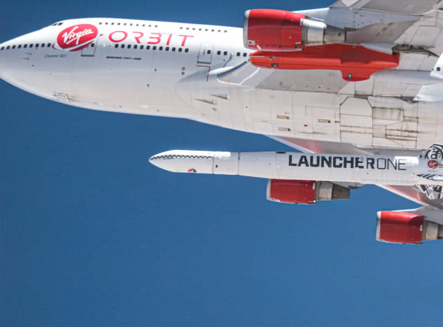 造型犹如空射弹道导弹，超级客机即将飞往关岛