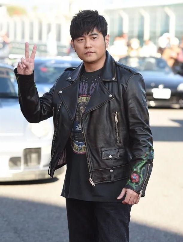 周杰伦发福撞脸钱枫面色蜡黄疑是生病吃激素导致